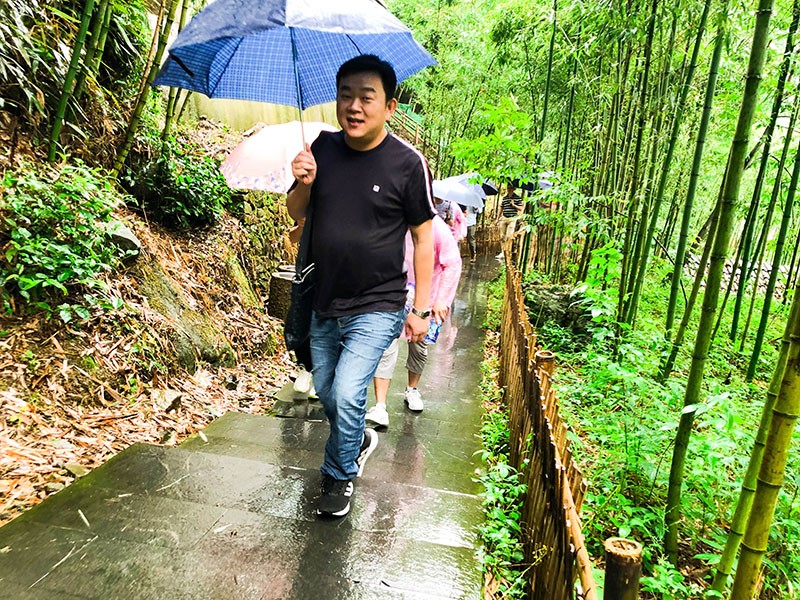 51漫画网站版在线看公司团建活动
