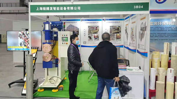 51漫画网站版在线看公司参加滤网滤芯行业展会与众多行业人士交流沟通